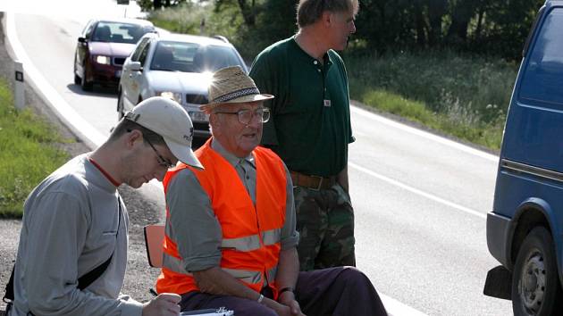 Na hlavním tahu Vladislaví pracovaly čtyři sčítací hlídky, po dvou v každém směru. Jeden člověk hlásil registrační značky, druhý je zapisoval.  Pro kontrolu snímaly projíždějící auta i kamery.