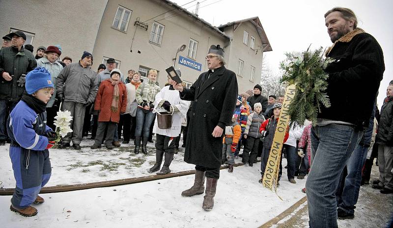 Takto se jemničtí loučili 31. prosince 2010 s posledním vlakem pravidelné osobní přepravy objednané Krajem Vysočina.