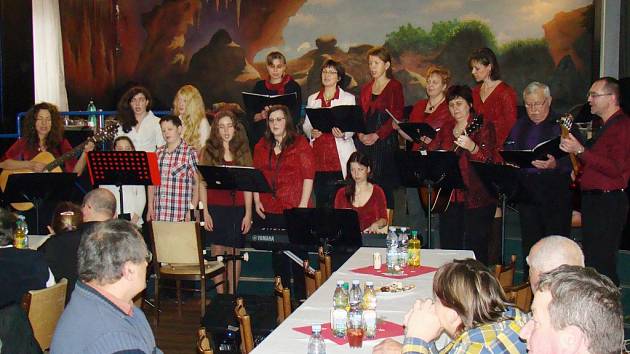 Koncert Jakubovského hudebního souboru navštívilo v Mladoňovicích asi padesát lidí. Společně se tak nechali naladit na blížící se vánoční svátky.