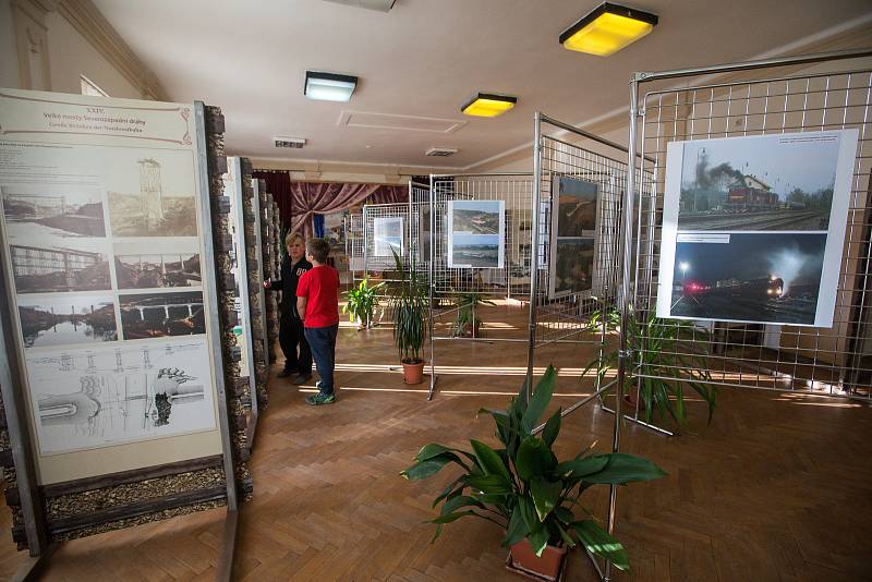Stařeč a železnice, historické dokumenty a fotografie v sále radnice.
