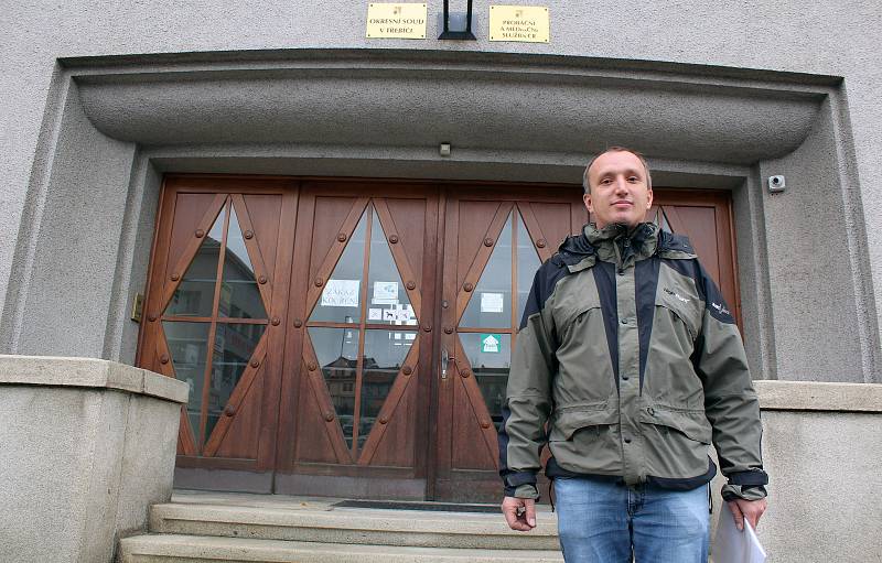 Lukáš Komárek přichází k Okresnímu soudu v Třebíči vzít zpět veškeré žaloby, které na společnost Mannn Hummel podal.