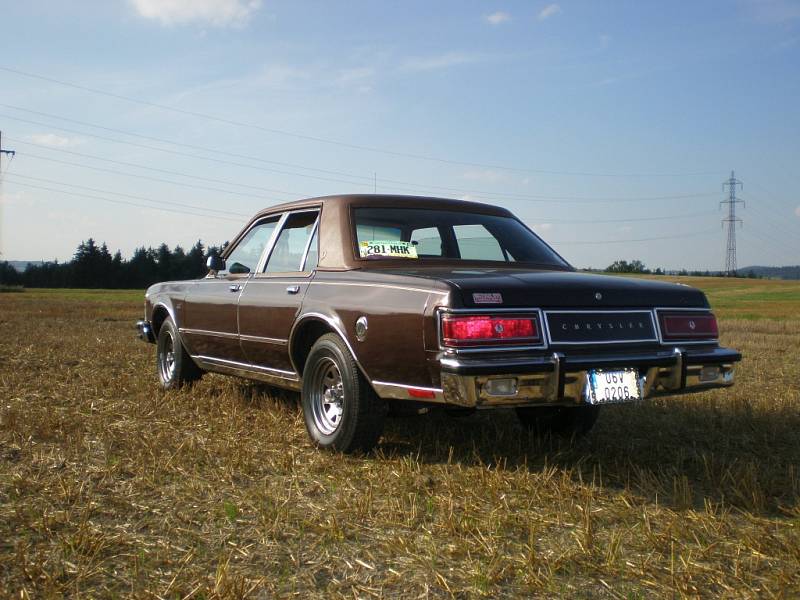 Chrysler Le Baron 1978. Záď vozu odhalí své kouzlo až po setmění.