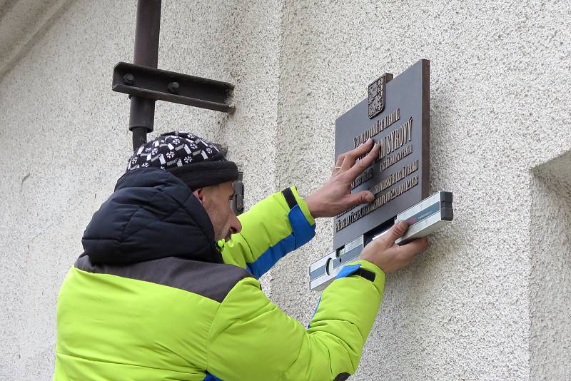 Zhotovitel pamětní desky Josef Svoboda umísťuje desku generála Syrového na jeho rodný dům.