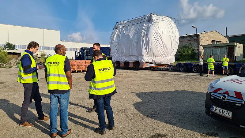Palivové nádrže z třebíčského MICo poveze speciální tahač z Vysočiny přes Moravu na Slovensko.