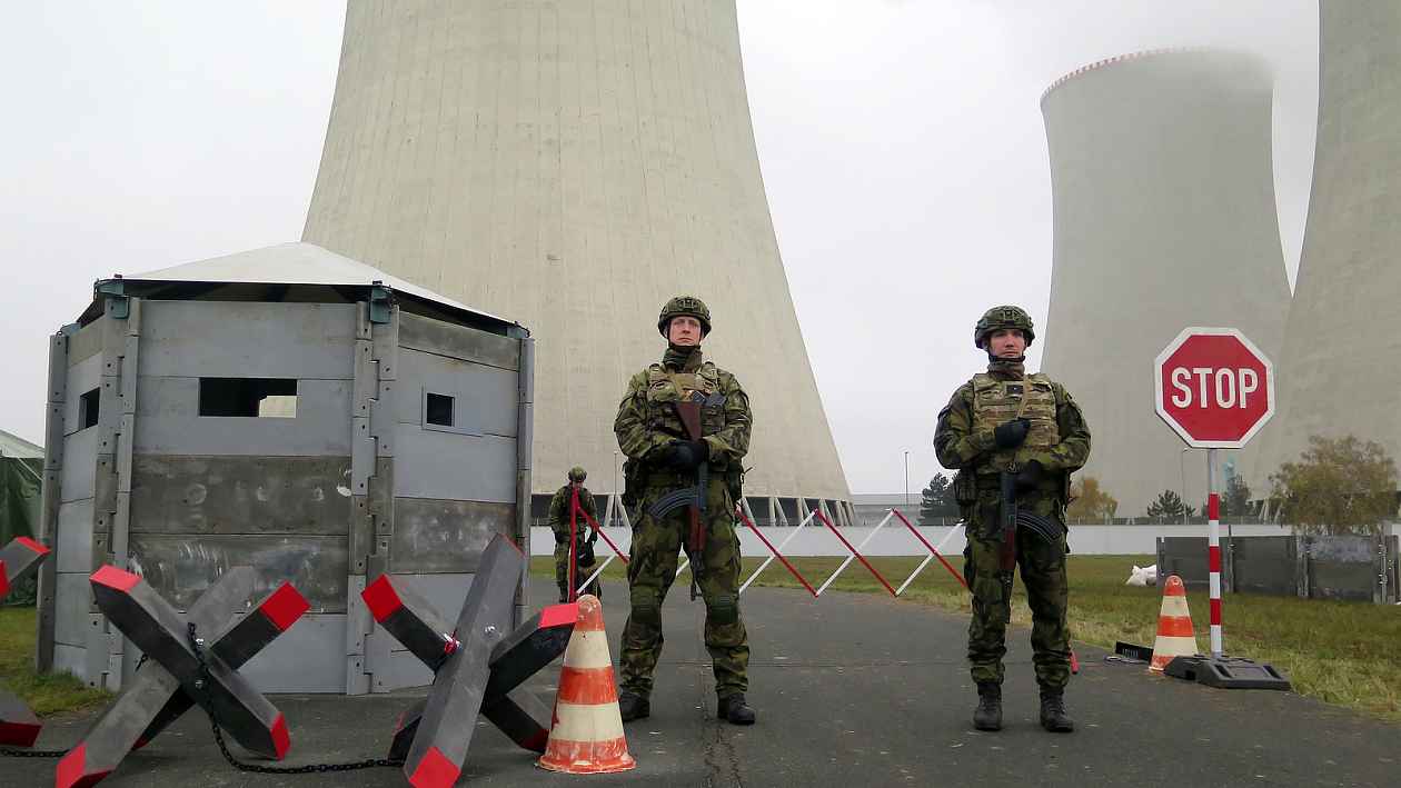Střelba, křik, dýmovnice u jaderné elektrárny: podívejte se na cvičení u Dukovan