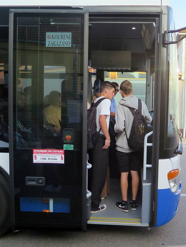 Školáci ze Starče se do ranního autobusu stěží vejdou.