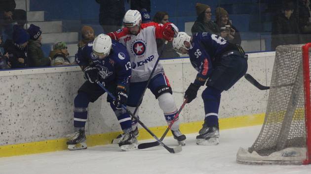 Hokejisté Třebíče (v bílých dresech) zvítězili na ledě Kolína (v modrém) těsně 2:1.