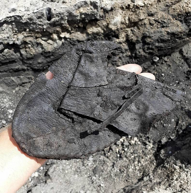 Mezi nálezy se objevila i rukavice, která je prozatím nejstarší doloženou na našem území.
