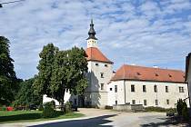 Zámek v Budkově funguje jako dětský domov a obklopuje jej velký park.