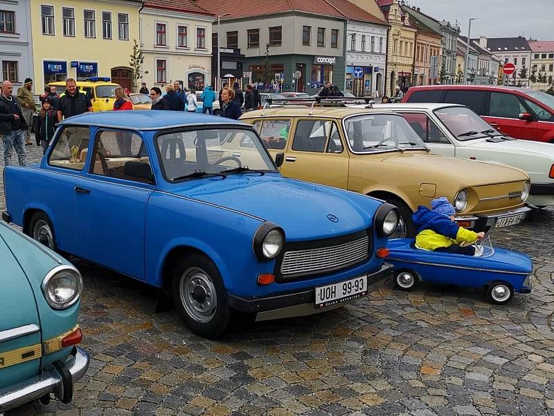 Výstava veteránů na třebíčském náměstí zakončila sezonu Veteran Car Clubu Třebíč 2022