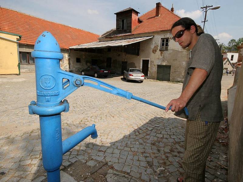 z kohoutku ve středu ráno ve Starči netekla vůbec, nebo jen čůrkem.