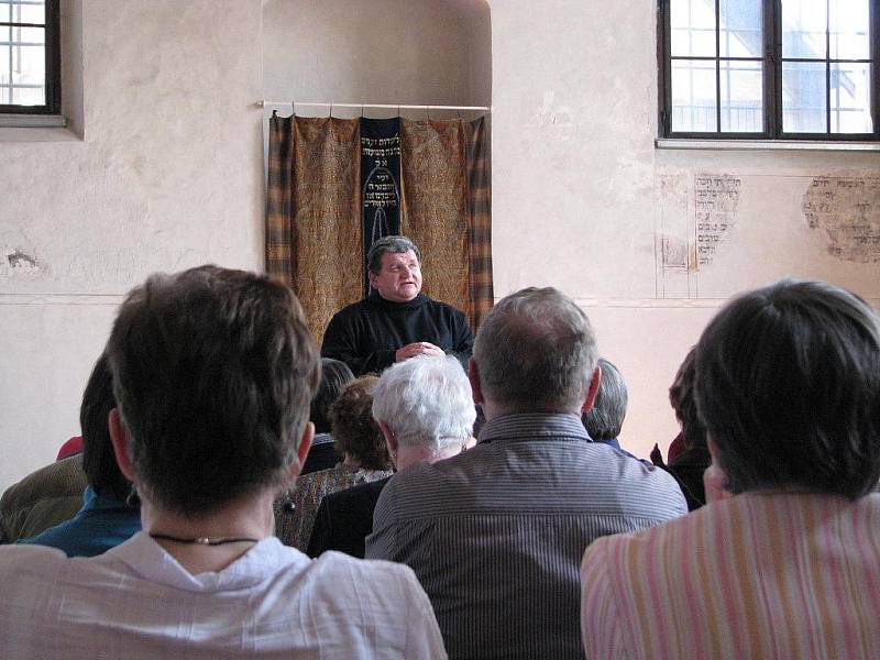 Převor Prokop Siostrzonek poté v Zadní synagoze při přednášce představil, jaké to je být benediktinem dnes.