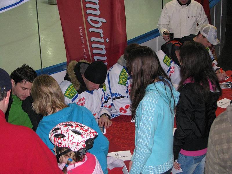 Součástí akce Bruslení s Gambrinusem na třebíčském stadionu byla krom ledové plochy připravena také autogramiáda hráčů Horácké Slavie. 