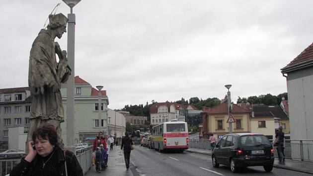 Původní názvev stavby zní Masarykův most. Pojmenování však Třebíčané nepoužívají. Auta tam jezdí, brzdí, stojí ve frontě a rozjíždějí se.  Hustý provoz odsoudil most postavený ve stylu funkcionalismu k zániku.