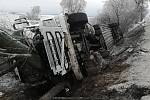 Dopravní nehoda nákladního auta zkomplikovala dnes ráno dopravu u Moravských Budějovic. Kamion boural u obce Lažínky v místě, kde začíná obchvat Moravských Budějovic.