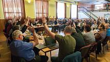 Veřejné zasedání zastupitelů města Jaroměřice nad Rokytnou o vyhlášení referenda kvůli možnému vybudování úložiště jaderného odpadu.