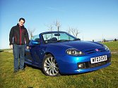 Tomáš Németh si svůj MG TF 160 dovezl přímo z Anglie. Vůz vyrobený v roce 2003 má tudíž i originální pravostranné řízení.