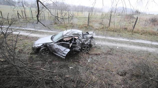 Auto havarovalo mezi Náměští nad Oslavou a obcí Vladislav.