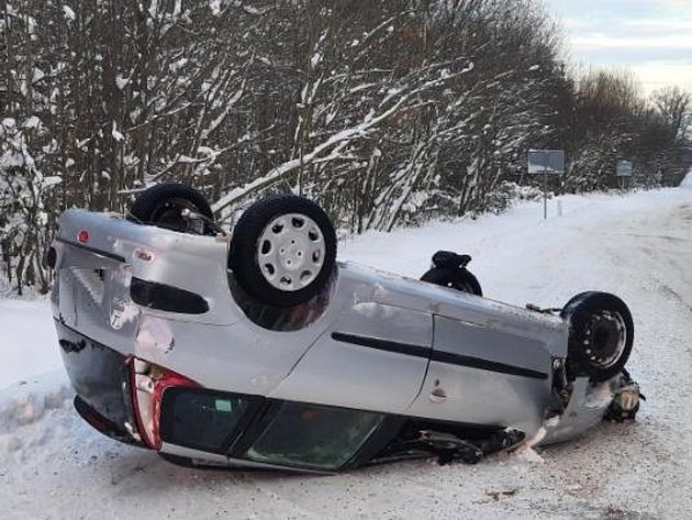 Nehoda v Dešově: auto skončilo na střeše, zraněný řidič v nemocnici