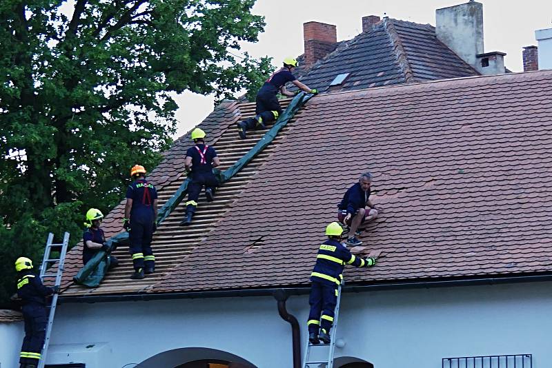 Hasiči zasahují na střeše zámeckých koníren v Moravských Budějovicích.