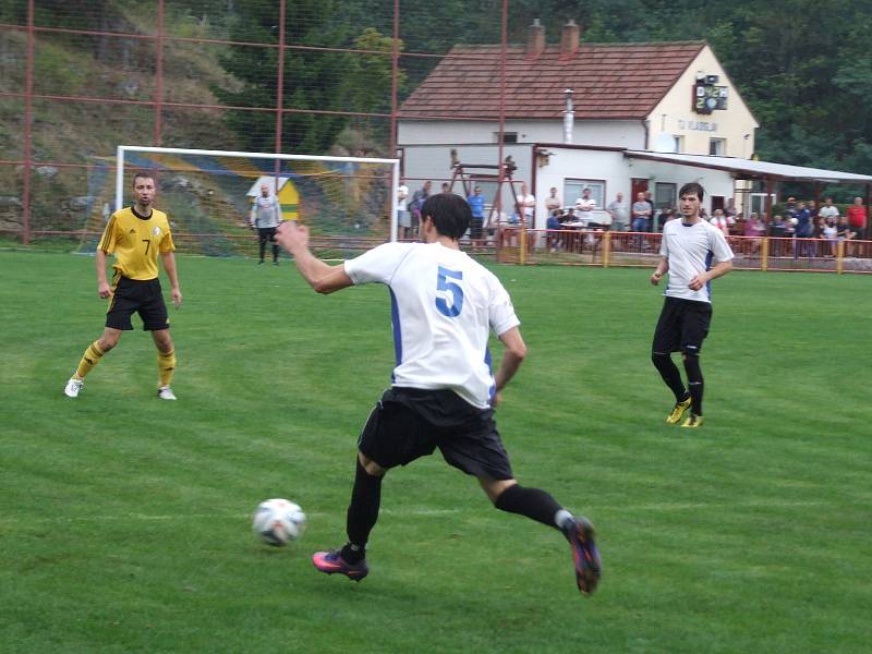 Vladislav (ve žlutém) doma vyprovodila poslední Opatov deseti góly.