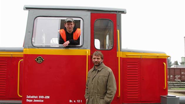 Postavit si vlastní vlakovou soupravu s lokomotivou a dvěma vagony zvládli lidé kolem Martina Kouřila za rok a půl. Vracejí tím život na železniční trať do Jemnice.