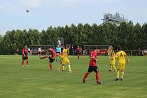 V úvodním kole B skupiny 1. A třídy zvítězili fotbalisté Bedřichova (ve žlutém) v Koutech 1:0. Koutští nebodovali ani v následujících dvou zápasech.
