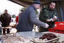 Vyznavači bezmasé stravy, takzvaní vegetariáni, by na rouchovanskou zabijačku vzpomínali asi neradi. Ostatním se líbila. Masných výrobků a vepřového masa bylo dostatek. Místní hasiči kvůli tomu zpracovali šest prasat.