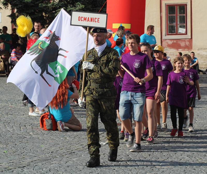 Regionální olympiáda dětí a mládeže začala v úterý v podvečer v Náměšti nad Oslavou.