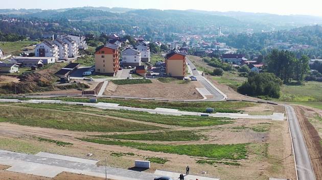 Místo pěti až osm let: lidé v Meziříčí získali čas na stavbu domu na Hliništích