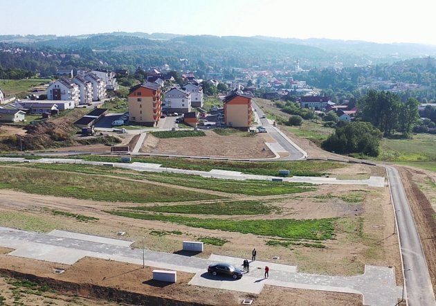 Místo pěti až osm let: lidé v Meziříčí získali čas na stavbu domu na Hliništích