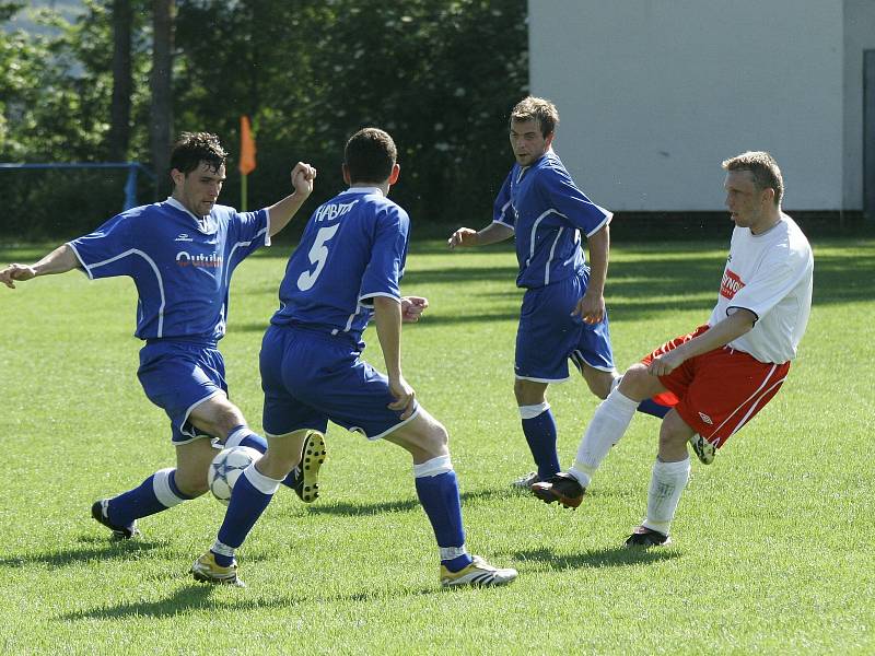 Mezi tahouny v postupové sezoně do divize patřili Miloš Neumann(vlevo) a střelec David Jirgl (třetí zleva).