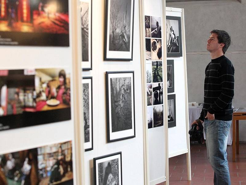 První klubová výstava Třebíčského fotografického klubu bude probíhat do konce října v prostorách Zadní synagogy v Třebíči. Své snímky na ní představí všech třináct členů.