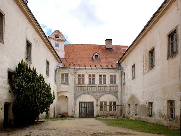 Sádecký komplex se rozrůstá, lidé by rádi nakoukli do hradu