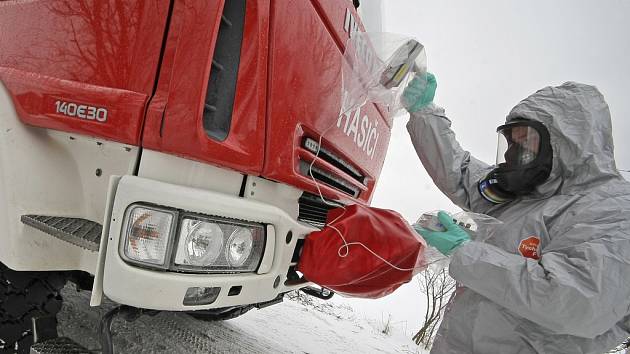 Druhý den cvičení ZÓNA 2013 bylo nedaleko Kožichovic na Třebíčsku zřízeno dekontaminační stanoviště. Následuje měření radioaktivního záření.