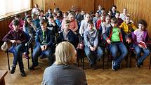 Do Jaroměřic nad Rokytnou zamířila spisovatelka Petra Braunová, aby si pobesedovala s dětmi ze čtvrtého, pátého a šestého ročníku Základní školy Otokara Březiny.
