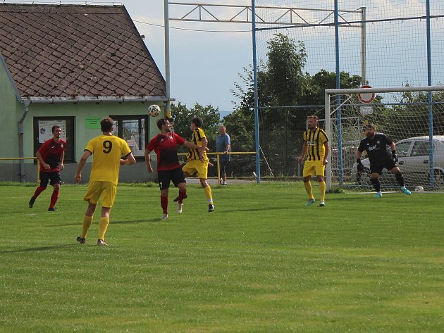 V úvodním kole B skupiny 1. A třídy zvítězili fotbalisté Bedřichova (ve žlutém) v Koutech 1:0.