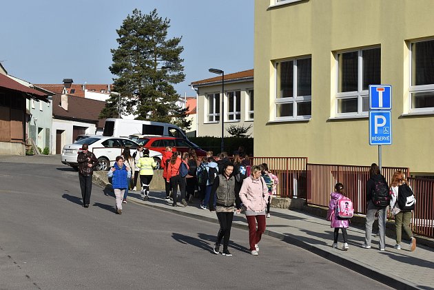 Děti kličkovaly mezi auty: teď u školy v Moravských Budějovicích hlídá policie