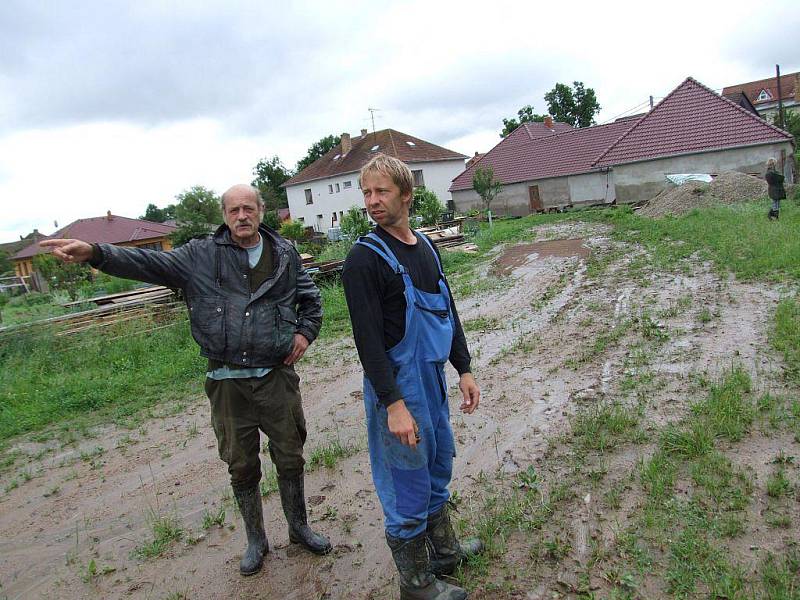 Stačí vydatný dešť či jarní tání a lidé, co bydlí pod Ptáčovským kopečkem, mívají o zábavu postaráno. Leoš Novotný se sousedy řeší stále dokola to stejné.