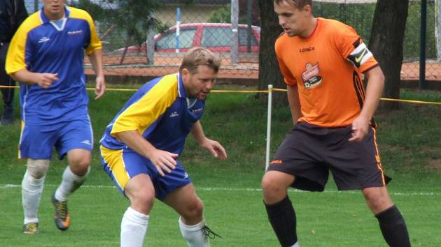 Fotbalisté Studence (v modrém) po porážce v jednom z klíčových zápasů proti Křoví padli doma i s Radostínem nad Oslavou a jejich situace v boji o záchranu v I. B třídě je kolo od kola vážnější.