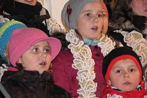  Pět koled a několik dalších vánočních písní a také básní přednesly v podvečer děti z pěveckého sboru Slunko. Přidalo se k nim  i několik dalších z publika. V židovské čtvrti v Třebíči tak zpívalo asi 260 lidí.