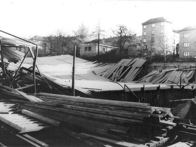 Fotografie zřícené střechy zimního stadionu vychází v Třebíčském deníku