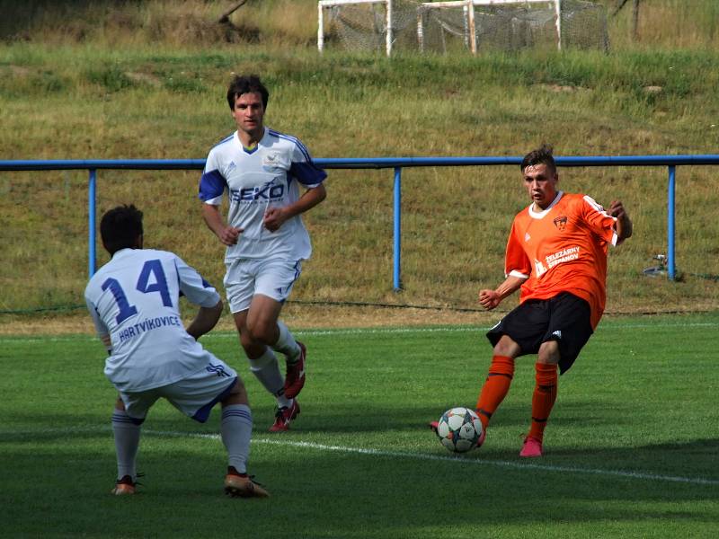 Hartvíkovice (v bílém) v záchranářském duelu doma proti Štěpánovu (2:2) dvakrát prohrávaly.