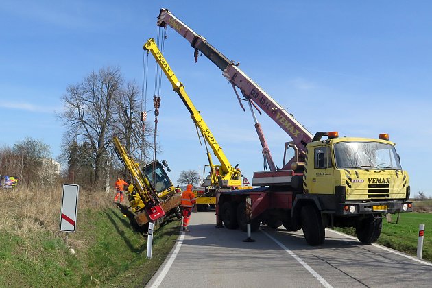 Řidič usnul a bagr sjel do příkopu. Vyprostily ho až jeřáby z Velkého Meziříčí