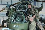 Z návštěvy vojenských a leteckých přidělenců na 22. základně vrtulníkového letectva.