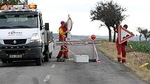 Dělníci stavební firmy odstraňují zátaras, který od června bránil řidičům v průjezdu staveniště. Mnozí očekávali zprůjezdnění hlavní trasy z Třebíče na Moravské Budějovice s velkou nedočkavostí.