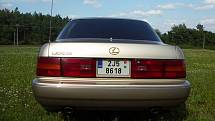 Lexus LS 400.