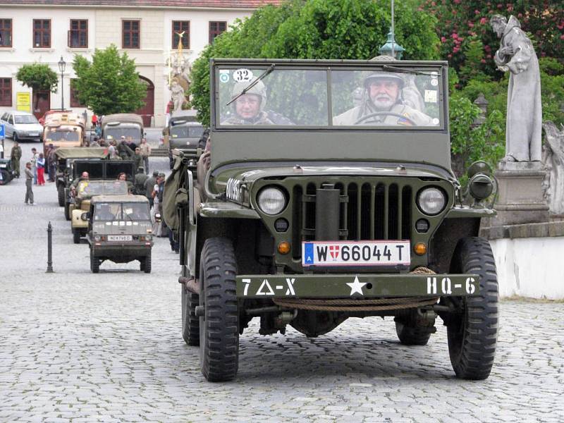 Historické vojenské automobily obsadily o víkendu Náměšť nad Oslavou a její okolí. Konal se tam již 18. ročník soutěže O zlomenou poloosu.