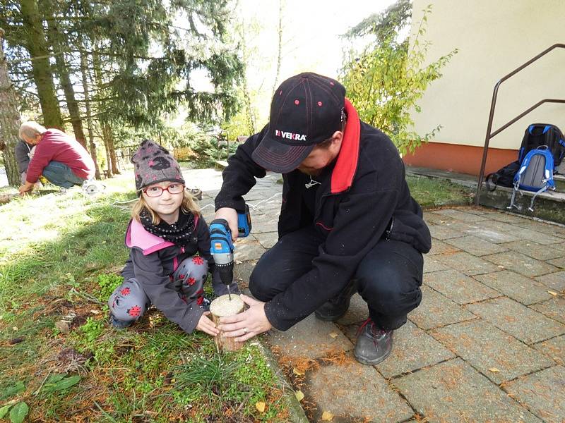 Domečky pro broučky ve školkové přírodní zahradě.