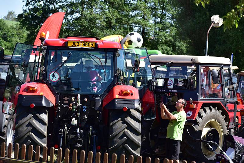 Traktoriáda v Přibyslavicích. K vidění byly pouze traktory značky Zetor.